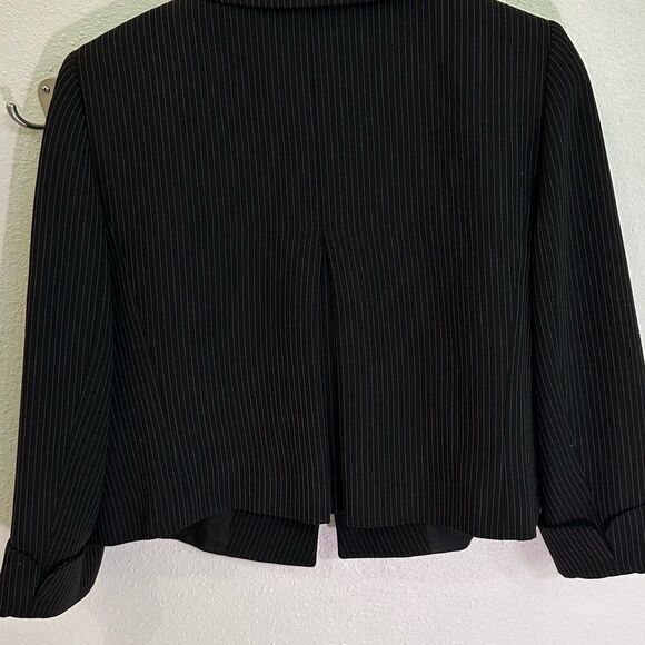 Tahari women's blazer Size 8 Black cropped cuffed pinstripe Gray lined - Picture 12 of 13